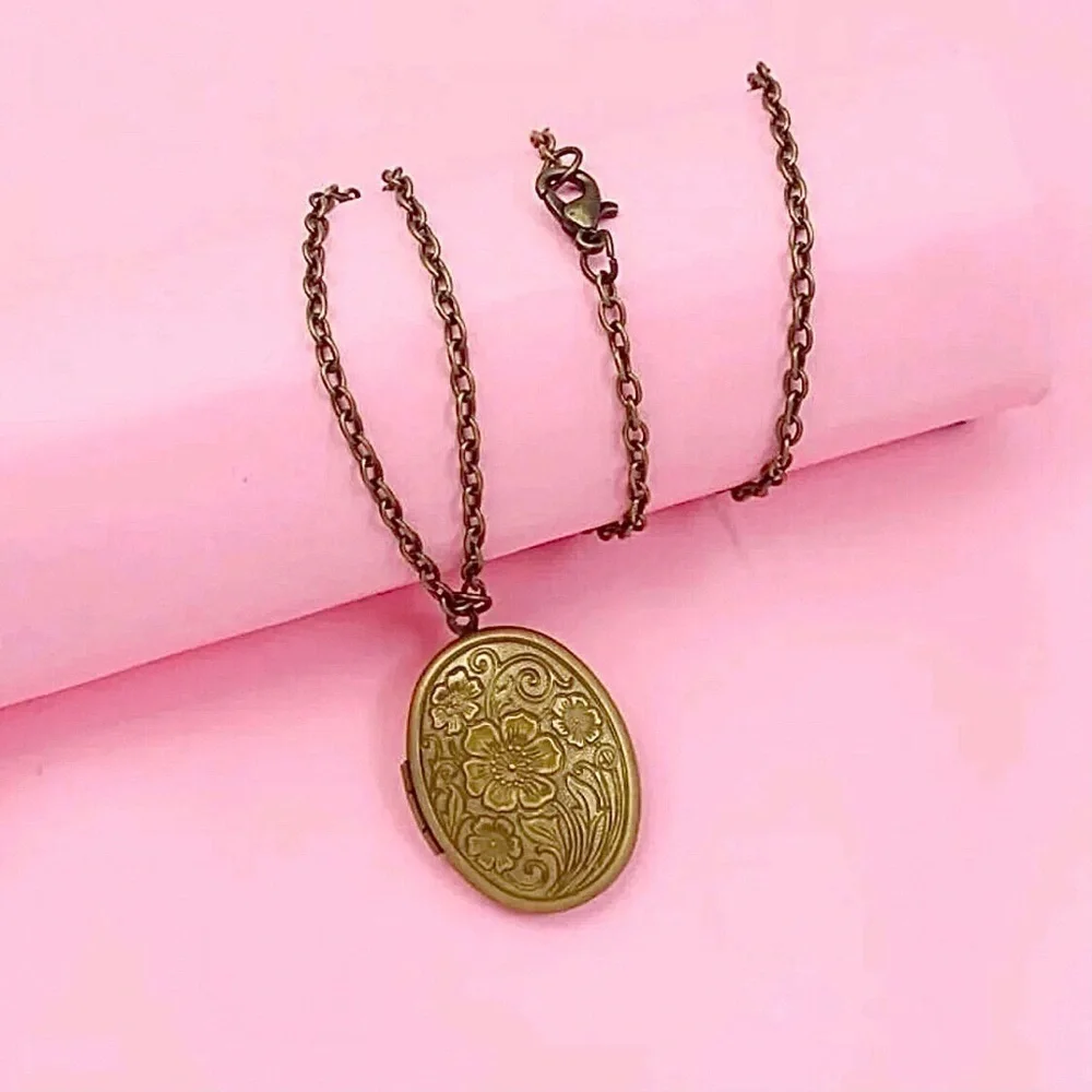 𝅺antiqued bronze flower leaf‎ Photo Locket. - Picture 2 of 9
